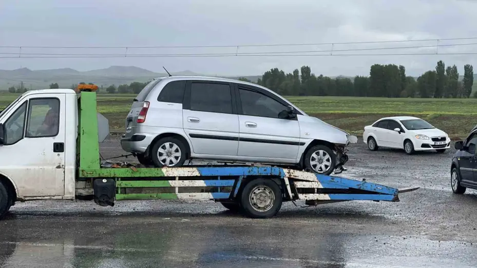 Karşı şeride geçip iki araca çarpan otomobil takla attı: 1 ölü, 4 yaralı