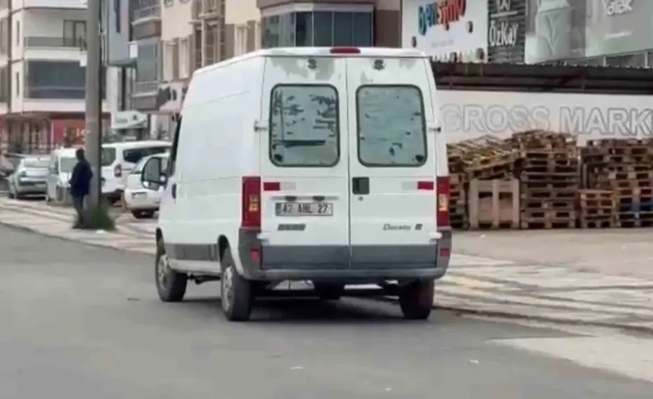 Kamyonetin kasasına tutundu, az daha canından oluyordu
