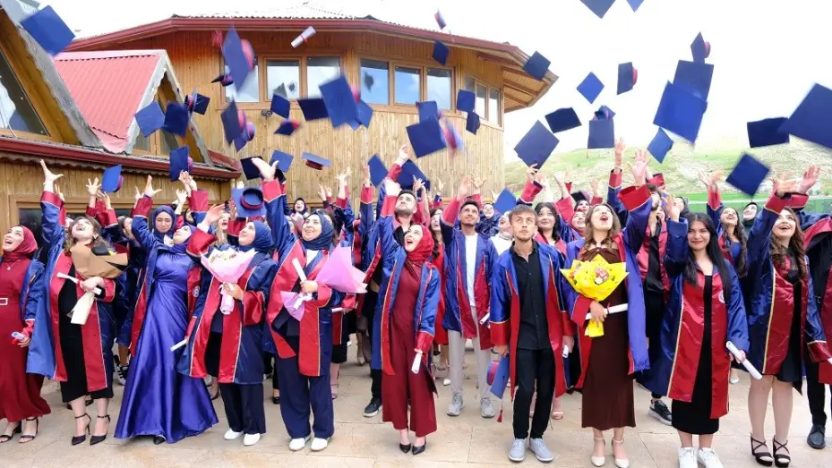 Diplomasını kucağında ki torunuyla birlikte aldı