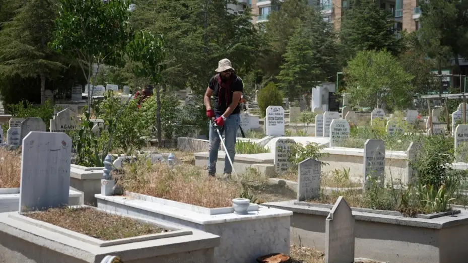 Niğde Belediyesi’nden bayram öncesi mezarlık temizliği ve bakımı