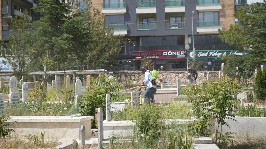 Niğde Belediyesi’nden bayram öncesi mezarlık temizliği ve bakımı