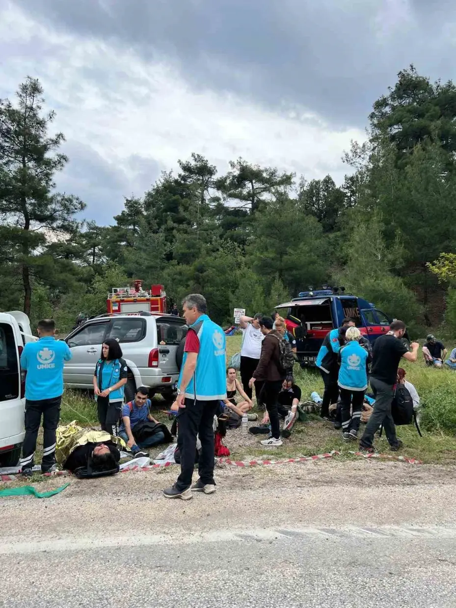 Mihalgazi-  Eskişehir yolunda midibüs şarampole uçtu: 28 yaralı