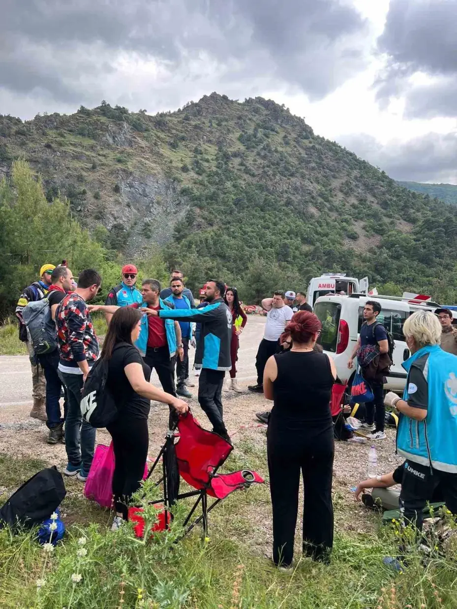Mihalgazi-  Eskişehir yolunda midibüs şarampole uçtu: 28 yaralı