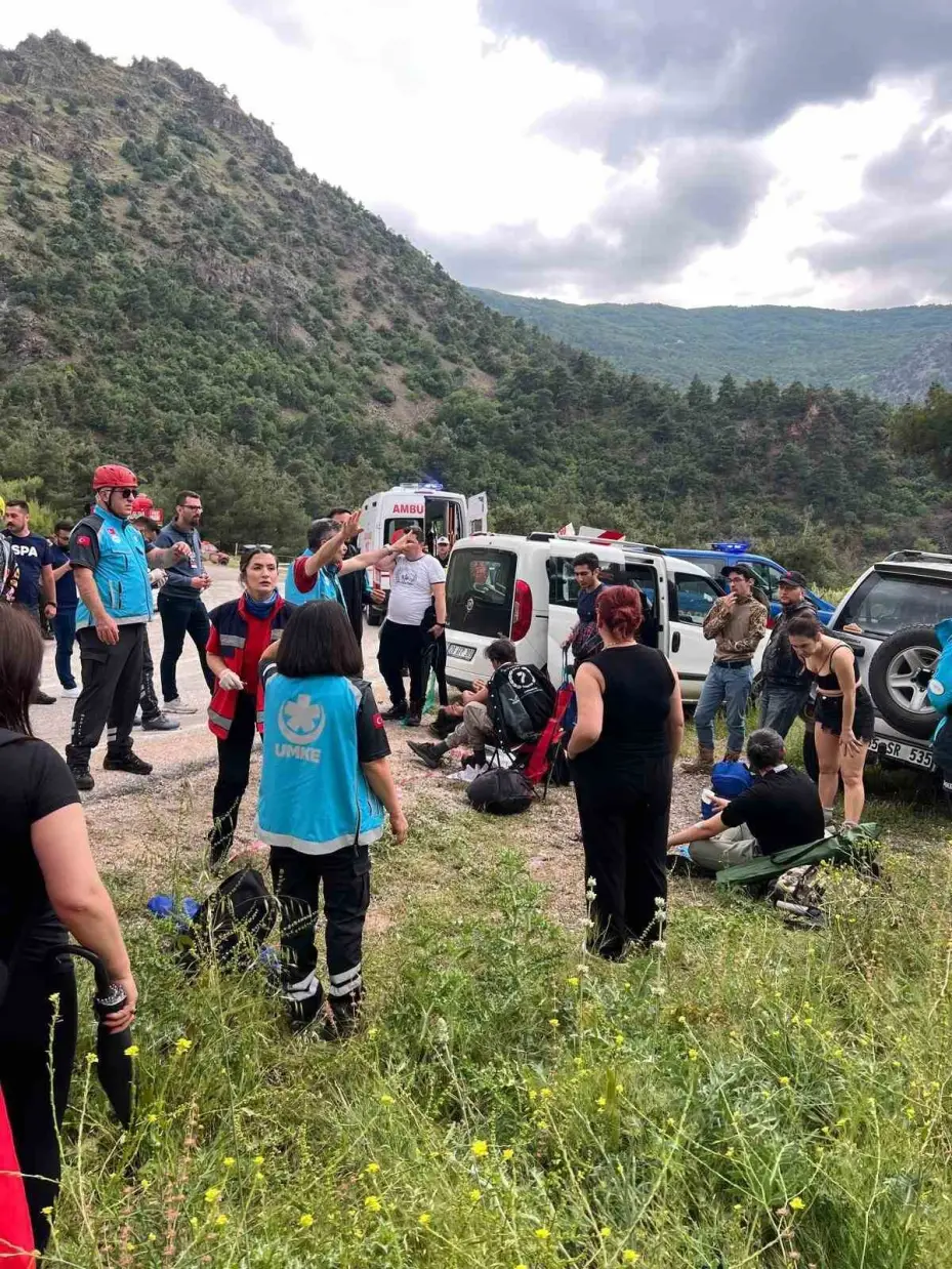 Mihalgazi-  Eskişehir yolunda midibüs şarampole uçtu: 28 yaralı