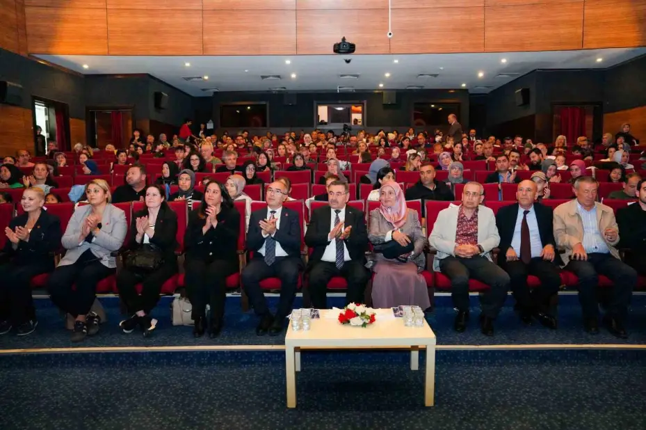 Gölbaşı Belediyesi kültür ve sanat kursiyerlerinden yıl sonu gösterisi