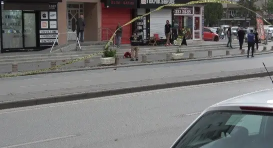 Kaldırıma bırakılan şüpheli oyuncak ayı fünye ile patlatıldı