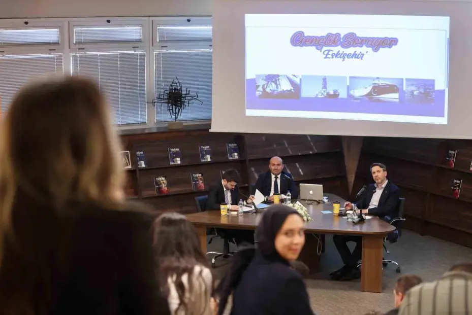 Bakan Bayraktar, Anadolu Üniversitesi’nde gençlerle buluştu
