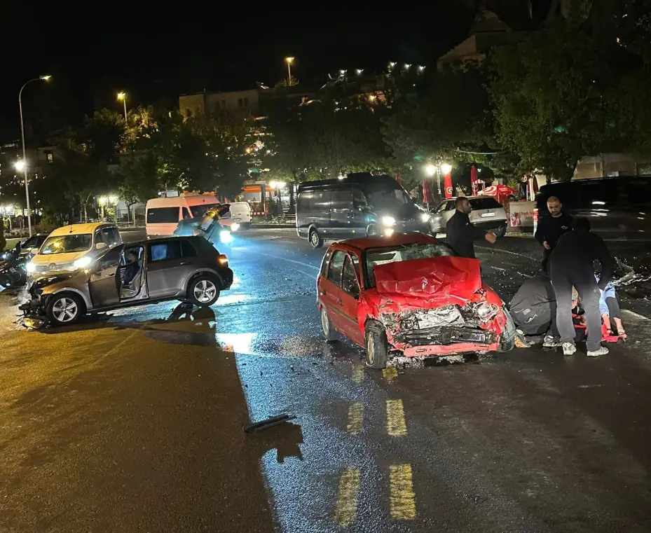 İki otomobil kafa kafaya çarpıştı: 2 yaralı
