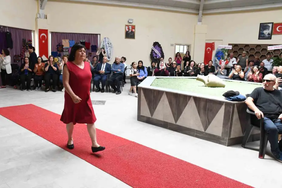 Ev hanımları kursla terzi oldu, kendi tasarımlarını defileyle tanıttı