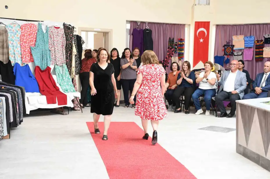 Ev hanımları kursla terzi oldu, kendi tasarımlarını defileyle tanıttı