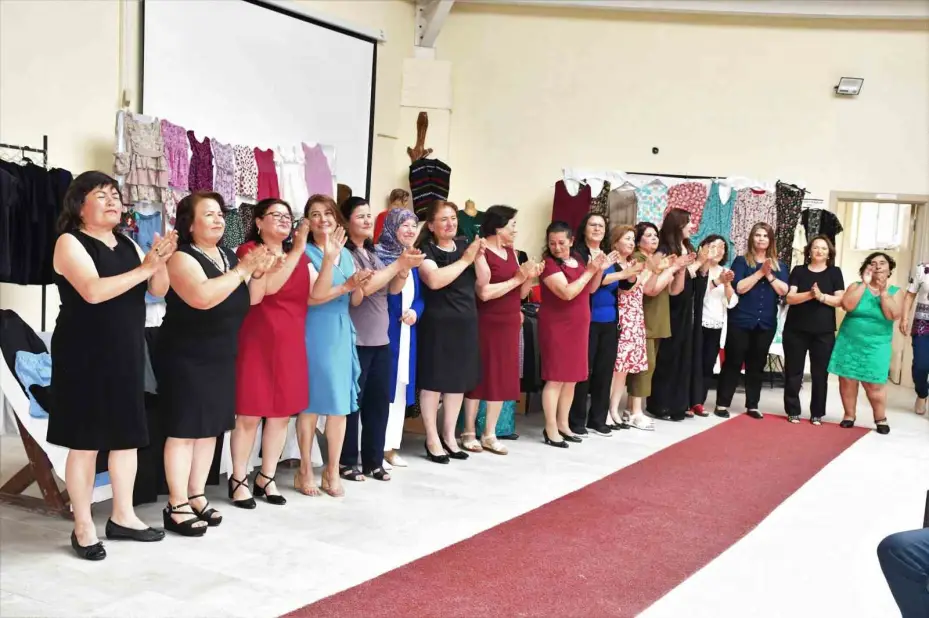 Ev hanımları kursla terzi oldu, kendi tasarımlarını defileyle tanıttı