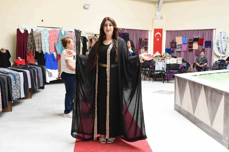 Ev hanımları kursla terzi oldu, kendi tasarımlarını defileyle tanıttı