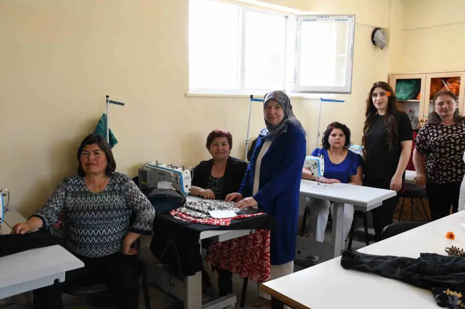 Ev hanımları kursla terzi oldu, kendi tasarımlarını defileyle tanıttı