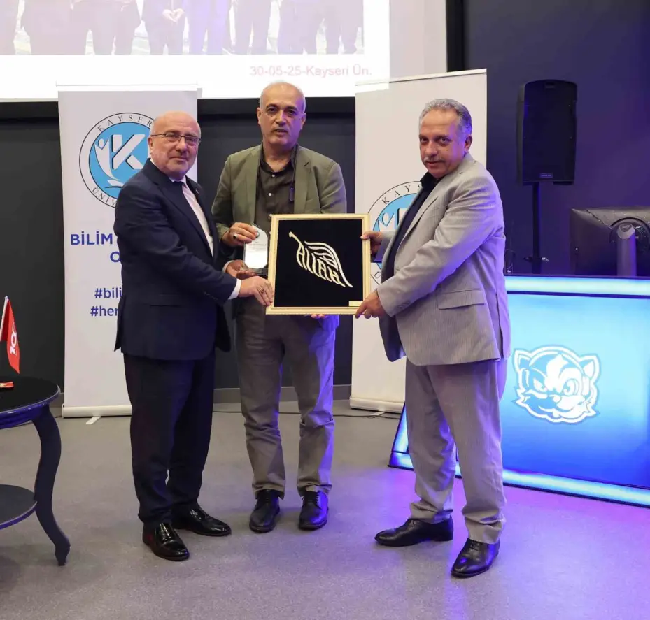 KAYÜ’de ’Yapay Zekâ ve ABC: Bilimde Yeni Krallık ve Kraliçesi’ konferansı düzenlendi