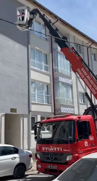 İpe takılarak mahsur kalan kuş, itfaiye ekiplerince kurtarıldı