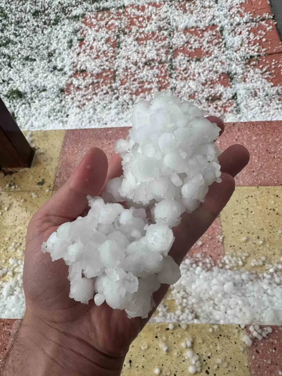 Yozgat’ı etkisi altına alan dolu, bazı bölgeleri beyaza bürüdü
