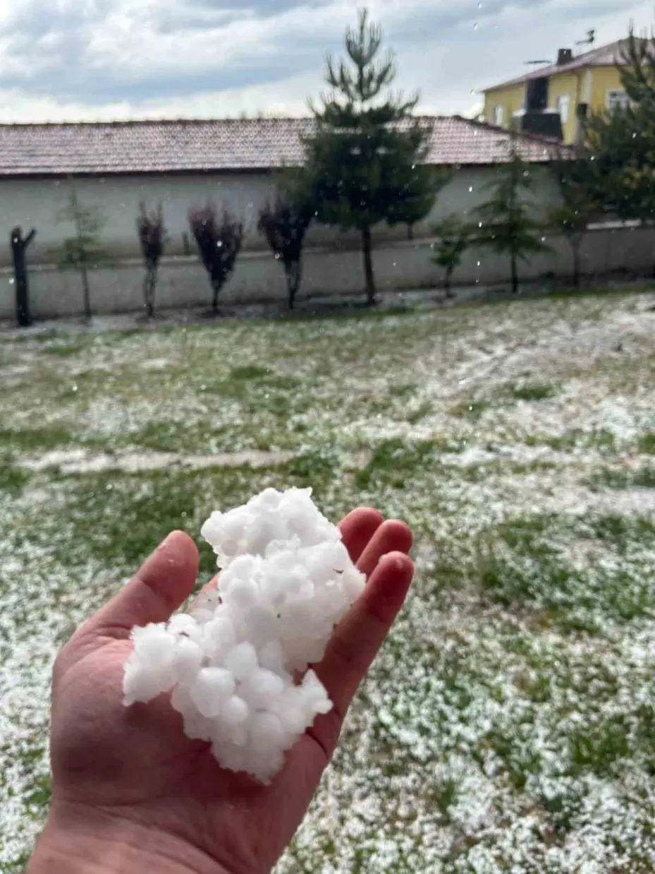 Yozgat’ı etkisi altına alan dolu, bazı bölgeleri beyaza bürüdü
