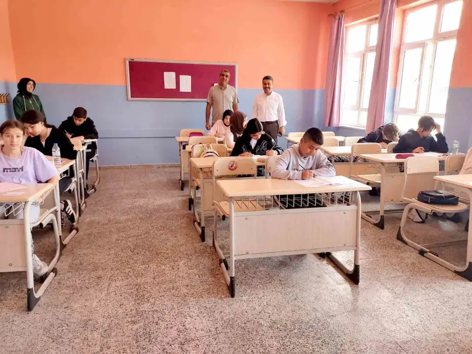 LGS’ye girecek öğrenciler sınav provası yaptı