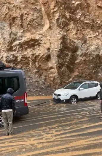 Kayseri’de heyelan nedeniyle yolda mahsur kalan araçlar kurtarıldı