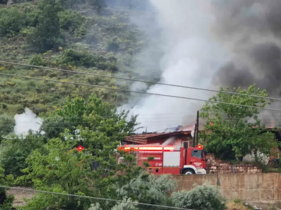 Ankara’da çıkan yangında iki ev hasar gördü