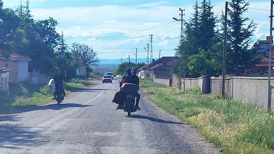Motosikletle tehlikeli yolculuk cep telefonu kamerasına yansıdı