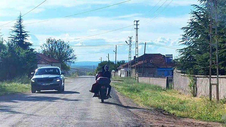Motosikletle tehlikeli yolculuk cep telefonu kamerasına yansıdı