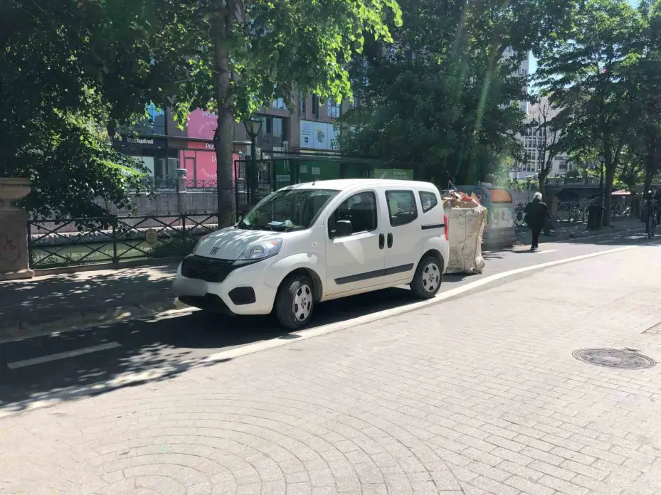 Yeni bisiklet yoluna araç engeli