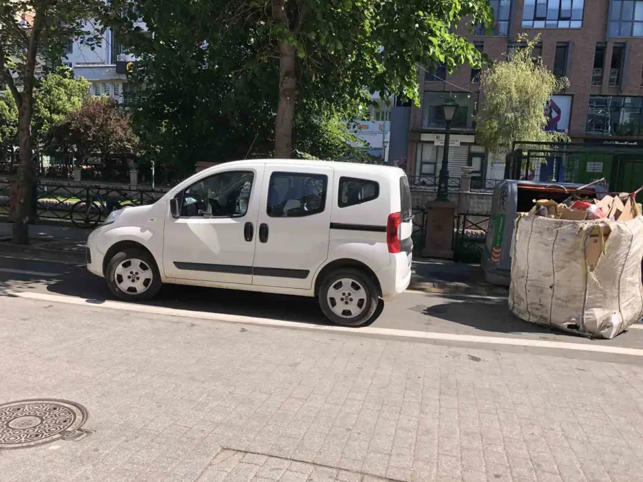 Yeni bisiklet yoluna araç engeli