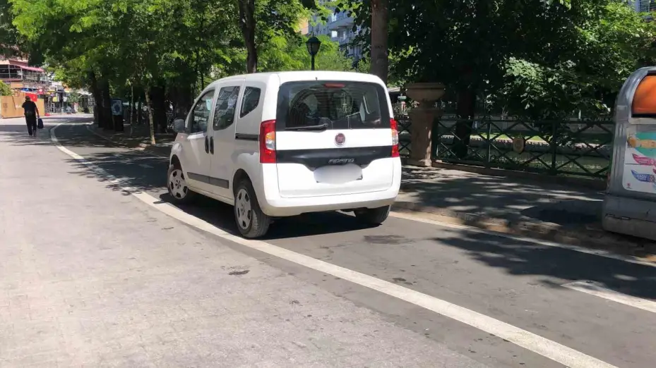 Yeni bisiklet yoluna araç engeli