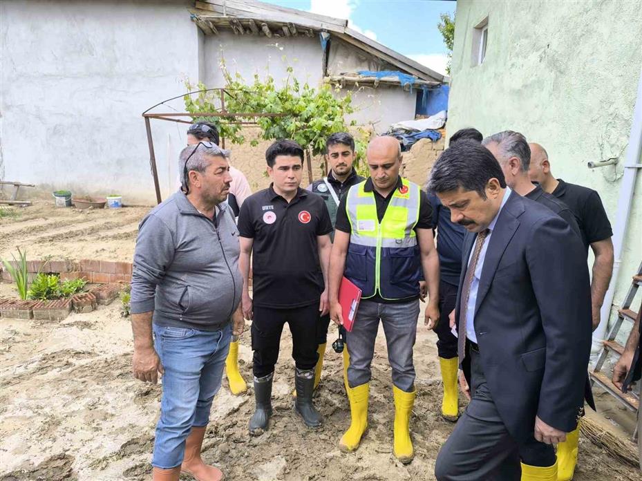Evini kaybetti, ekmek teknesini enkazdan çıkardı