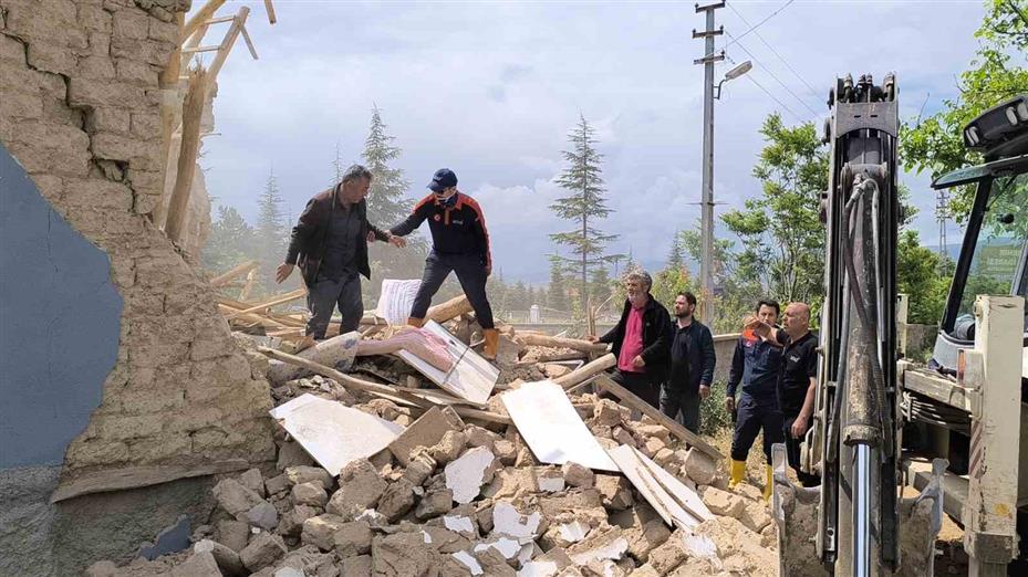 Evini kaybetti, ekmek teknesini enkazdan çıkardı