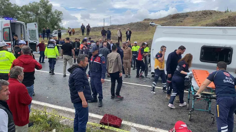 Midibüs şarampole devrildi: 2 ölü, 27 yaralı