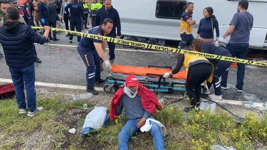 Midibüs şarampole devrildi: 2 ölü, 27 yaralı