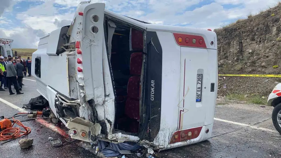 Midibüs şarampole devrildi: 2 ölü, 27 yaralı