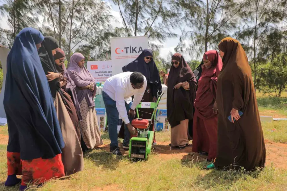 TİKA’dan Somalili kadın çiftçilere verimlilik eğitimi ve tarım ekipmanı desteği