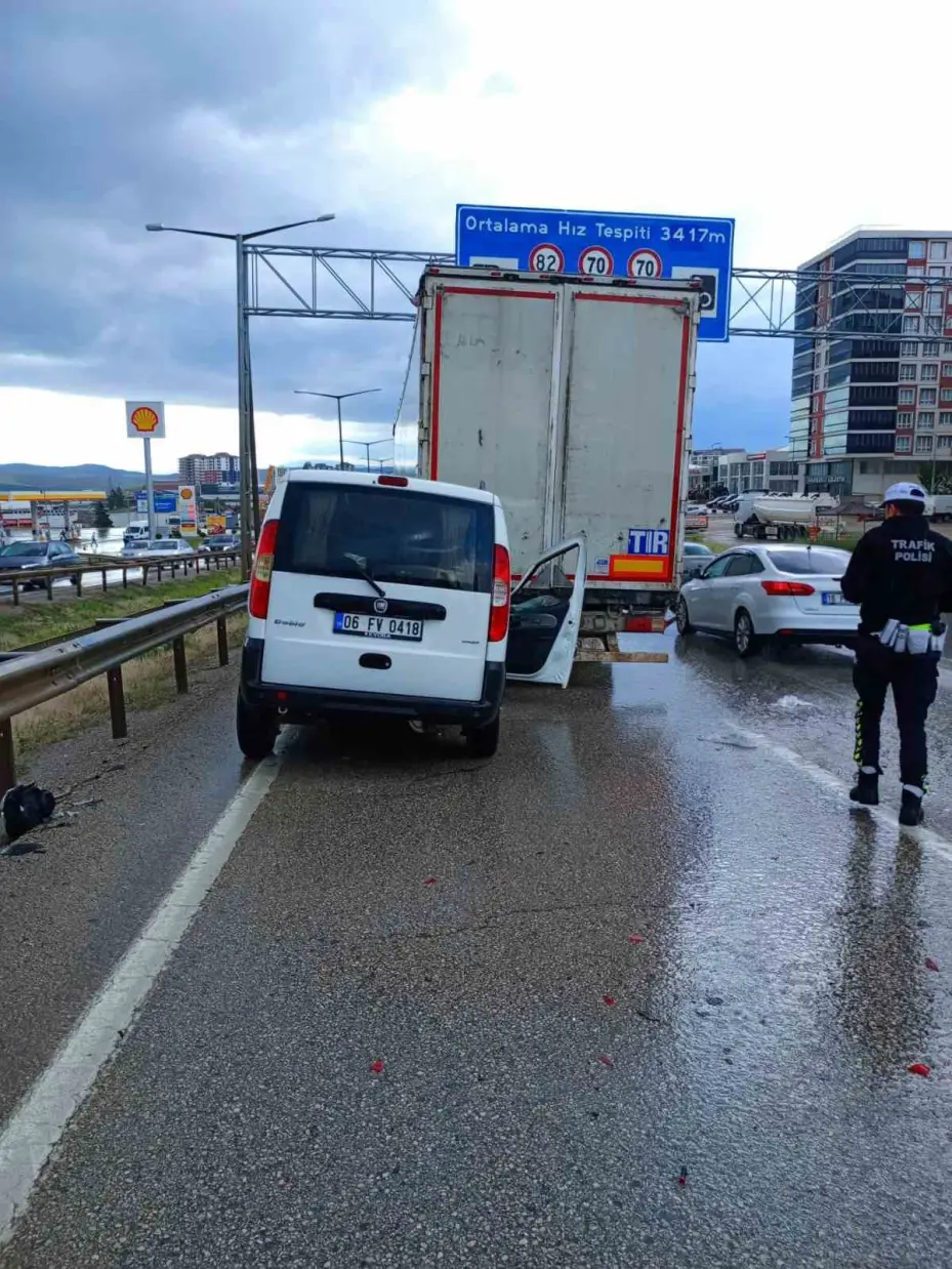 Tır ile hafif ticari araç çarpıştı: 2 yaralı