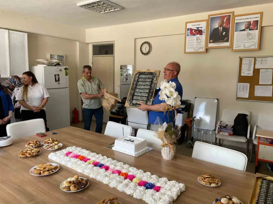 Emekliye ayrılacak okul müdürünü şaşırtan tören
