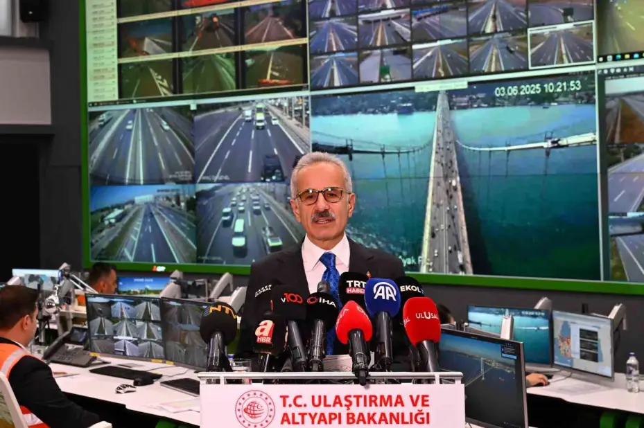 Bakan Uraloğlu: "Bayram süresince devlet ve il yollarından oluşan 68 bin 620 kilometrelik yol ağımızda 7/24 görev başında kalacağız"
