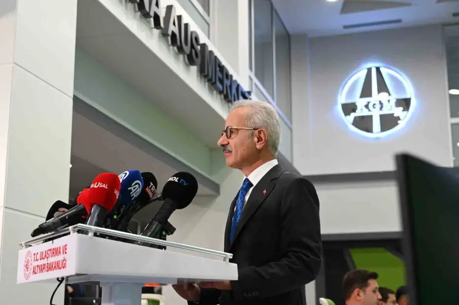 Bakan Uraloğlu: "Bayram süresince devlet ve il yollarından oluşan 68 bin 620 kilometrelik yol ağımızda 7/24 görev başında kalacağız"