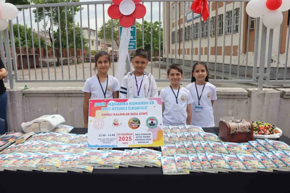 Bu kitabın 100 yazarı var