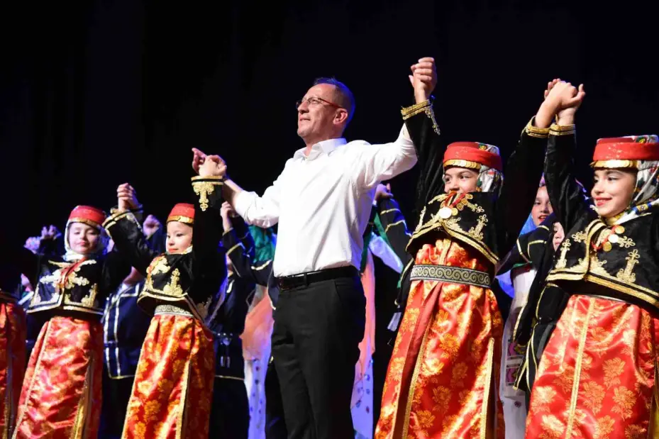 Anadolu Üniversitesinden Çocuk Halk Dansları Topluluğu gösterisi