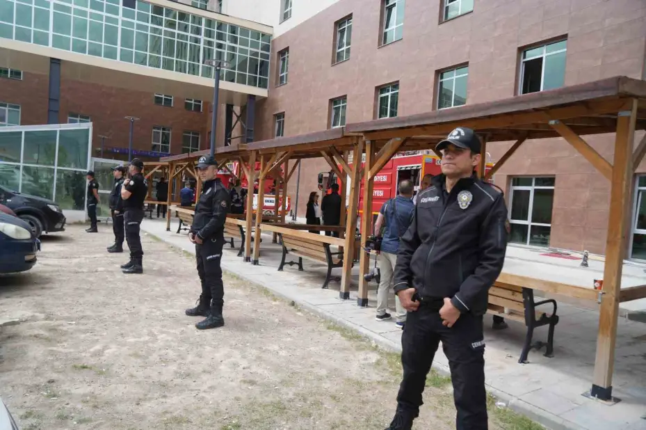 Niğde Eğitim ve Araştırma Hastanesi’nde gerçeğini aratmayan yangın ve KBRN tatbikatı