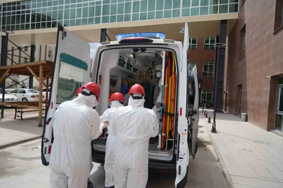 Niğde Eğitim ve Araştırma Hastanesi’nde gerçeğini aratmayan yangın ve KBRN tatbikatı