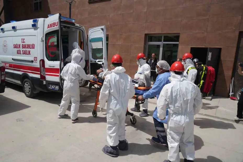 Niğde Eğitim ve Araştırma Hastanesi’nde gerçeğini aratmayan yangın ve KBRN tatbikatı