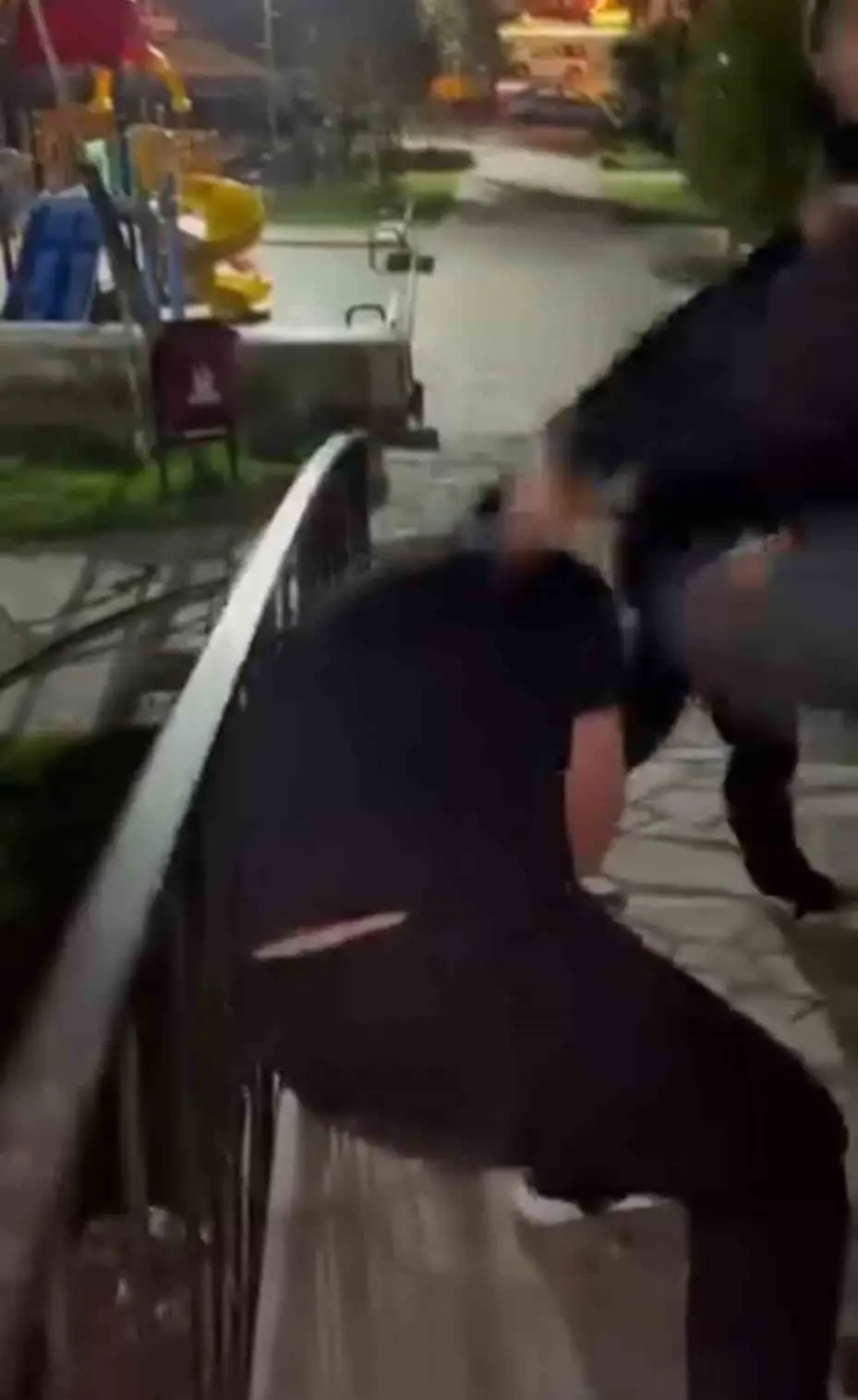 Ankara’da bir grup çocuk bıçak çekip öldüresiye darp ettikleri akranlarının videolarını sosyal medya hesaplarından yayınladı