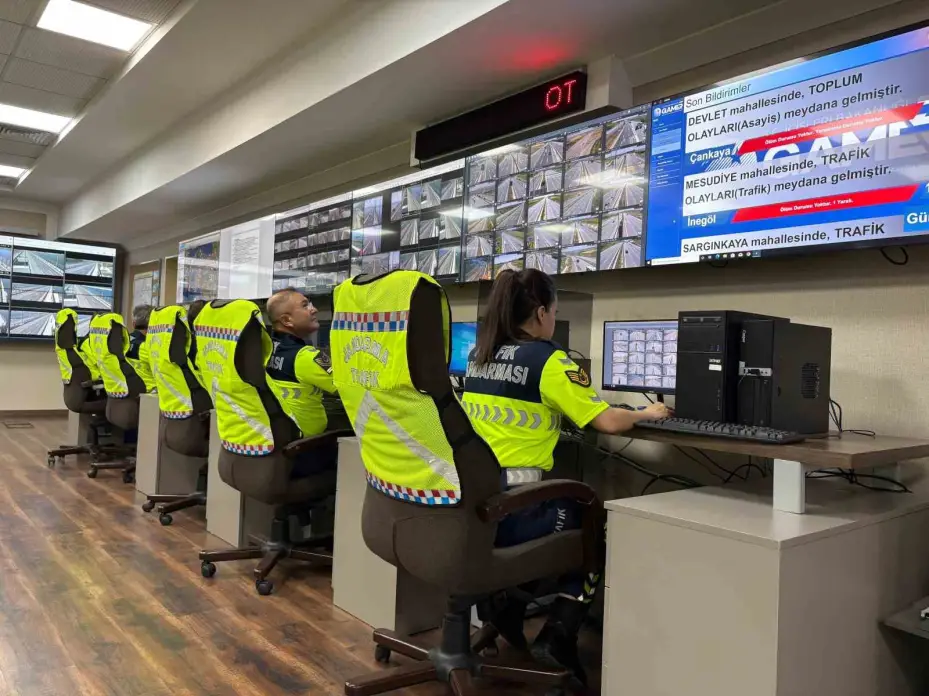 Jandarma sorumluluk bölgelerindeki kara yolları ‘Trafik İzleme Merkezi’nden aralıksız takip ediliyor