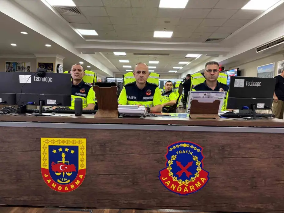 Jandarma sorumluluk bölgelerindeki kara yolları ‘Trafik İzleme Merkezi’nden aralıksız takip ediliyor