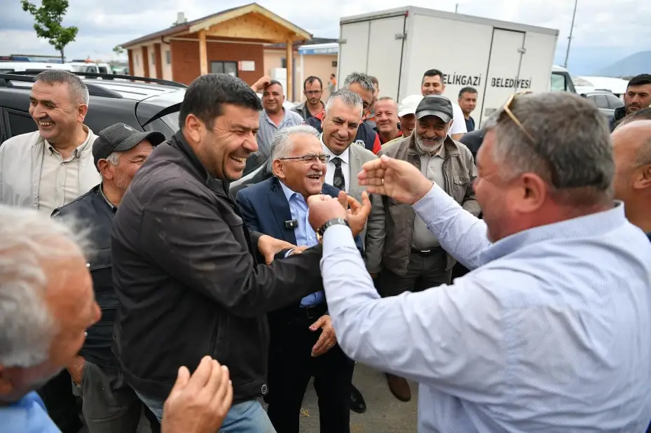 Başkan Büyükkılıç’tan Mimarsinan Kurban Pazarı’nda sıkı pazarlık ve samimi buluşma