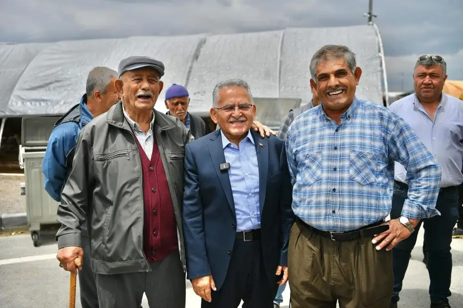 Başkan Büyükkılıç’tan Mimarsinan Kurban Pazarı’nda sıkı pazarlık ve samimi buluşma