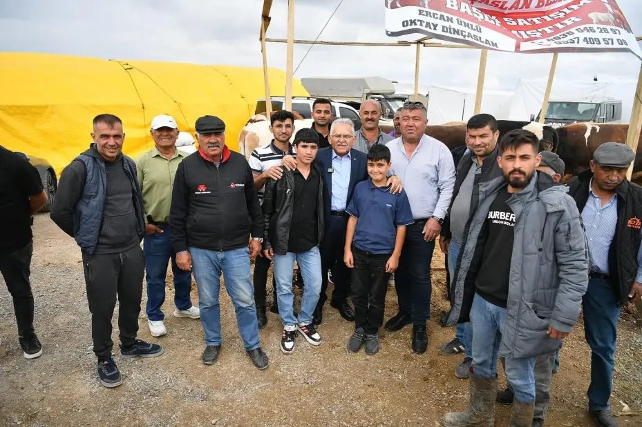 Başkan Büyükkılıç’tan Mimarsinan Kurban Pazarı’nda sıkı pazarlık ve samimi buluşma